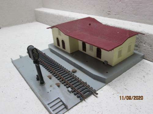 HO SCALE : LIMA : STATION BUILDING WITH RAIL ROBOT