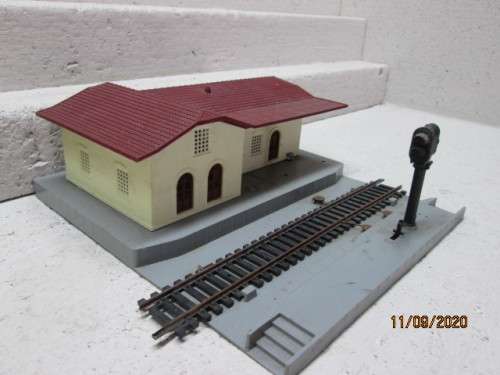 HO SCALE : LIMA : STATION BUILDING WITH RAIL ROBOT