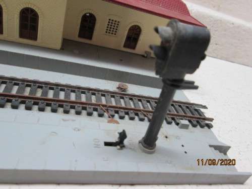 HO SCALE : LIMA : STATION BUILDING WITH RAIL ROBOT