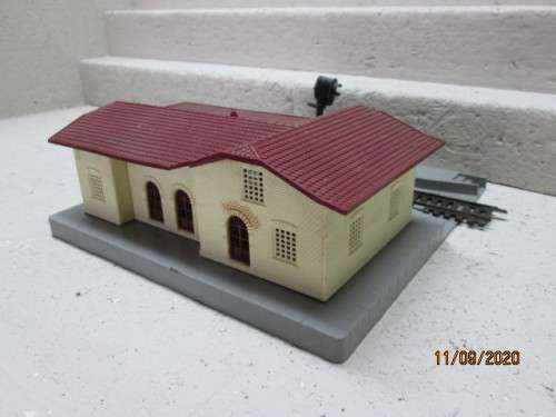 HO SCALE : LIMA : STATION BUILDING WITH RAIL ROBOT