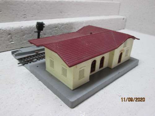 HO SCALE : LIMA : STATION BUILDING WITH RAIL ROBOT