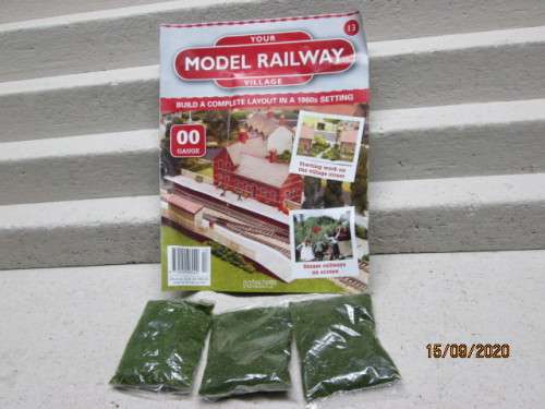 HO SCALE : GREEN SCATTER MATERIAL - X3 SMALL PACKETS + MODEL RAILWAY MAGAZINE