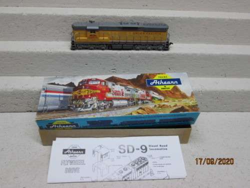 HO SCALE : ATHEARN UNION PACIFIC - SD-9 DIESEL LOCOMOTIVE - BOXED