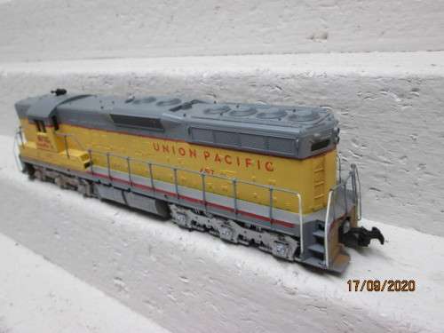 HO SCALE : ATHEARN UNION PACIFIC - SD-9 DIESEL LOCOMOTIVE - BOXED