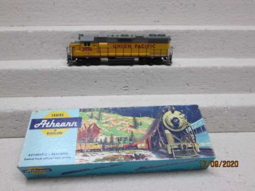 HO SCALE : ATHEARN UNION PACIFIC - GP-38 DIESEL LOCOMOTIVE - BOXED
