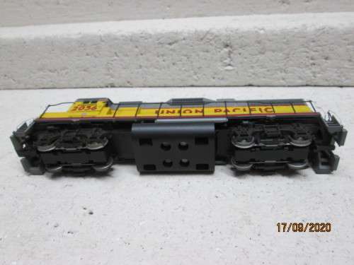 HO SCALE : ATHEARN UNION PACIFIC - GP-38 DIESEL LOCOMOTIVE - BOXED