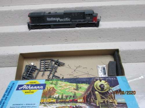 HO SCALE : ATHEARN SOUTHERN PACIFIC AC-4400 DIESEL LOCOMOTIVE - BOXED