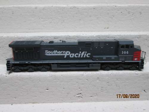 HO SCALE : ATHEARN SOUTHERN PACIFIC AC-4400 DIESEL LOCOMOTIVE - BOXED