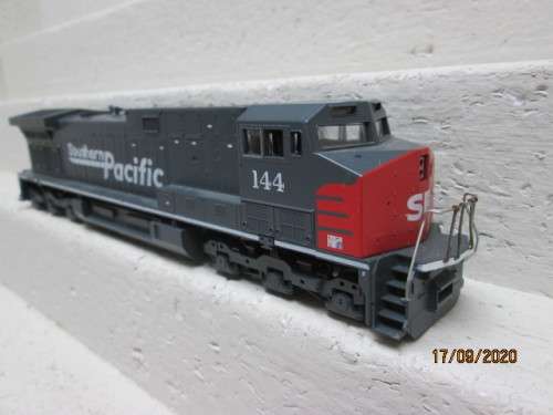 HO SCALE : ATHEARN SOUTHERN PACIFIC AC-4400 DIESEL LOCOMOTIVE - BOXED