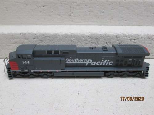 HO SCALE : ATHEARN SOUTHERN PACIFIC AC-4400 DIESEL LOCOMOTIVE - BOXED