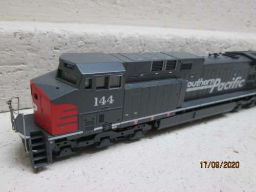 HO SCALE : ATHEARN SOUTHERN PACIFIC AC-4400 DIESEL LOCOMOTIVE - BOXED