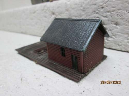 N SCALE : SMALL BARN WITH X5 SMALL BUILDINGS
