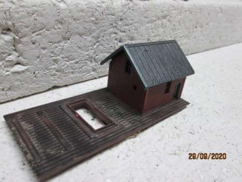 N SCALE : SMALL BARN WITH X5 SMALL BUILDINGS