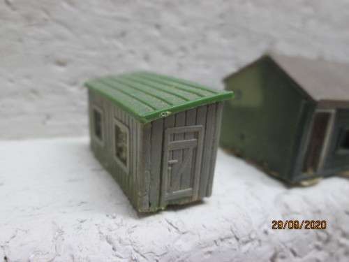 N SCALE : SMALL BARN WITH X5 SMALL BUILDINGS