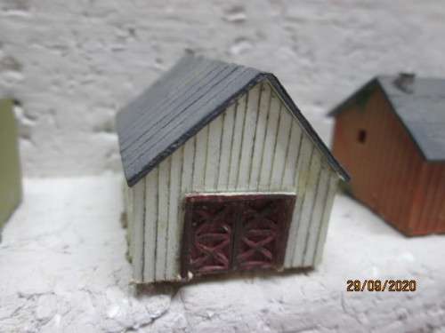 N SCALE : SMALL BARN WITH X5 SMALL BUILDINGS