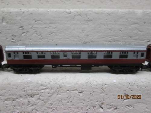 N SCALE : X3 LIMA PASSENGER COACHES (PAINTED IN SAR COLOURS)