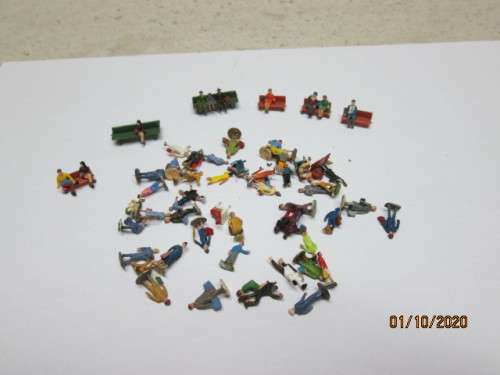 N SCALE : X58 VARIOUS PEOPLE WITH SOME BENCHES