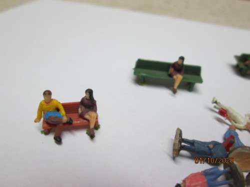 N SCALE : X58 VARIOUS PEOPLE WITH SOME BENCHES