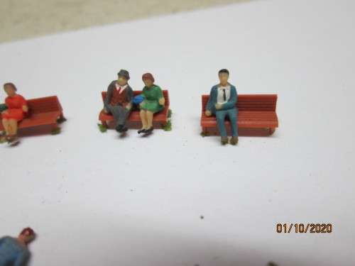N SCALE : X58 VARIOUS PEOPLE WITH SOME BENCHES