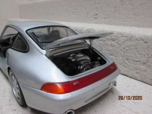 1:18 SCALE : UT MODELS : PORCSHE 911