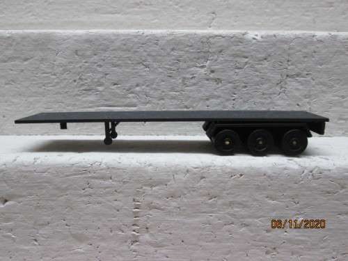 HO SCALE : TRI AXLE TRAILER