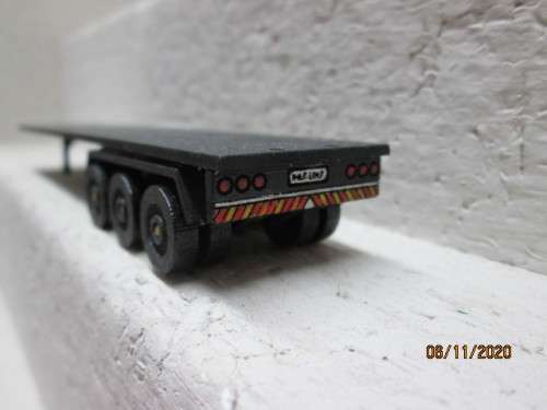 HO SCALE : TRI AXLE TRAILER