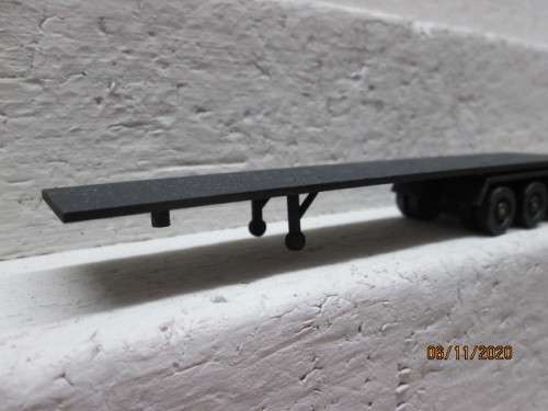 HO SCALE : TRI AXLE TRAILER