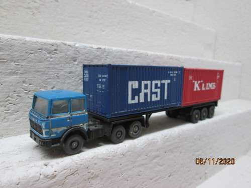HO SCALE : TRI AXLE TRAILER