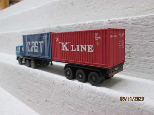 HO SCALE : TRI AXLE TRAILER