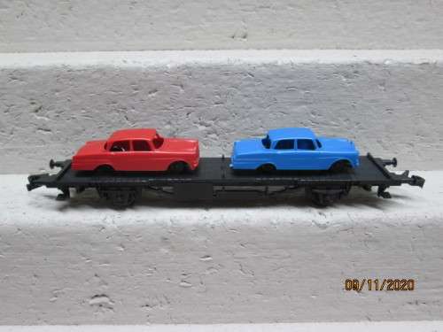 REDUCED TO CLEAR : HO SCALE : LIMA : FLAT CAR WITH CAR LOAD - ENTRY LEVEL