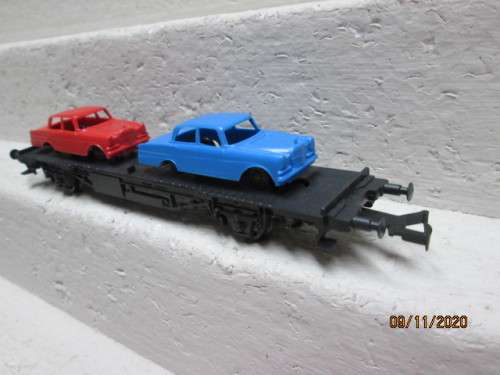 REDUCED TO CLEAR : HO SCALE : LIMA : FLAT CAR WITH CAR LOAD - ENTRY LEVEL