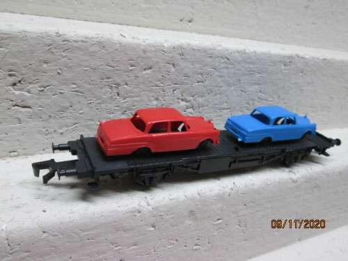 REDUCED TO CLEAR : HO SCALE : LIMA : FLAT CAR WITH CAR LOAD - ENTRY LEVEL
