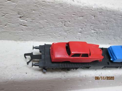 REDUCED TO CLEAR : HO SCALE : LIMA : FLAT CAR WITH CAR LOAD - ENTRY LEVEL