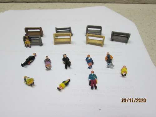 HO SCALE: X10 VARIOUS FIGURINES + X7 BENCES