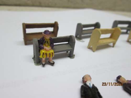HO SCALE: X10 VARIOUS FIGURINES + X7 BENCES