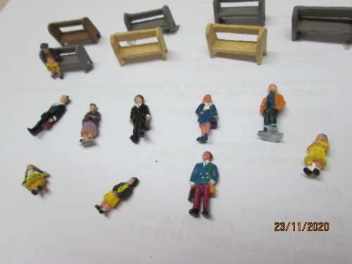 HO SCALE: X10 VARIOUS FIGURINES + X7 BENCES