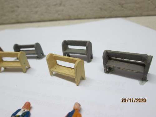 HO SCALE: X10 VARIOUS FIGURINES + X7 BENCES