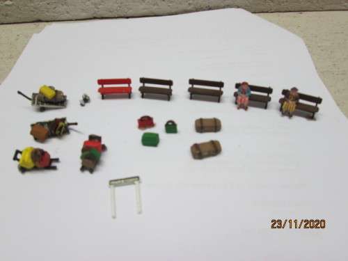 HO SCALE: VARIOUS STATION PLATFORM BAGGAGE TROLLIES AND X5 BENCHES WITH X2 FIGURINES