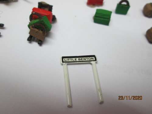 HO SCALE: VARIOUS STATION PLATFORM BAGGAGE TROLLIES AND X5 BENCHES WITH X2 FIGURINES
