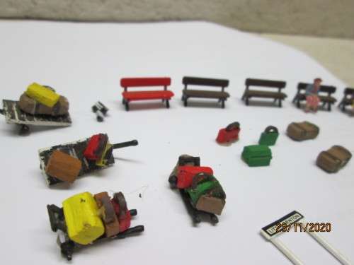 HO SCALE: VARIOUS STATION PLATFORM BAGGAGE TROLLIES AND X5 BENCHES WITH X2 FIGURINES
