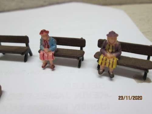 HO SCALE: VARIOUS STATION PLATFORM BAGGAGE TROLLIES AND X5 BENCHES WITH X2 FIGURINES