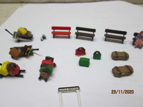 HO SCALE: VARIOUS STATION PLATFORM BAGGAGE TROLLIES AND X5 BENCHES WITH X2 FIGURINES