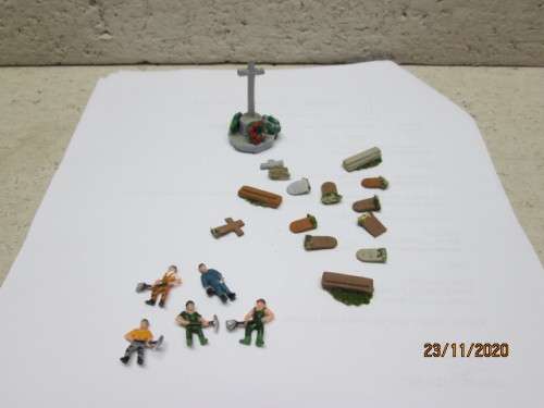 HO SCALE: GRAVEYARD SCENE WITH GRAVE DIGGERS