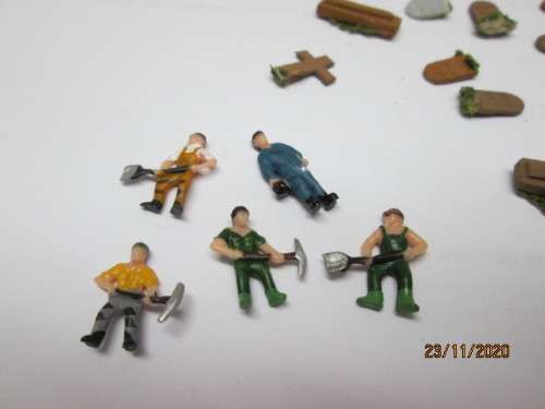 HO SCALE: GRAVEYARD SCENE WITH GRAVE DIGGERS