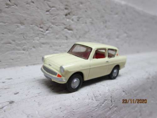 OO SCALE : OXFORD : FORD ANGLIA