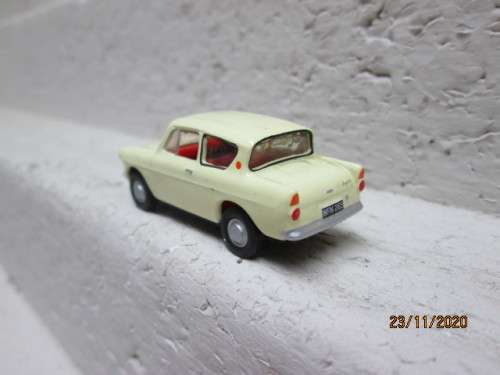 OO SCALE : OXFORD : FORD ANGLIA