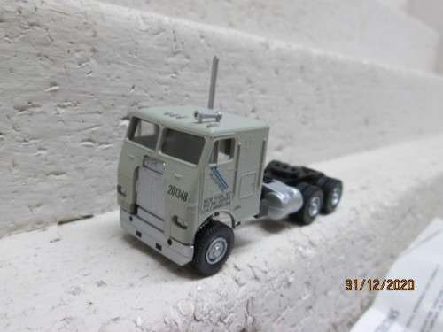 HO SCALE : ATHEARN : GREY FREIGHTLINER ROAD TRUCK REA EXPRESS