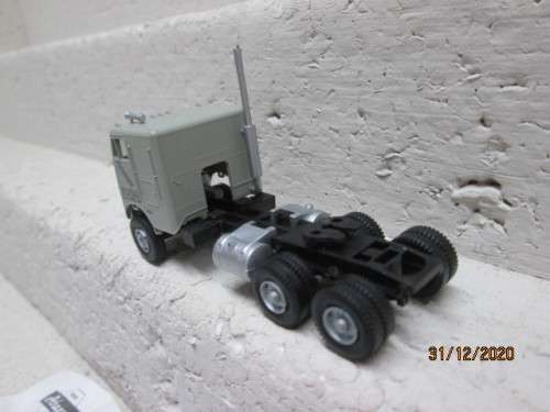 HO SCALE : ATHEARN : GREY FREIGHTLINER ROAD TRUCK REA EXPRESS