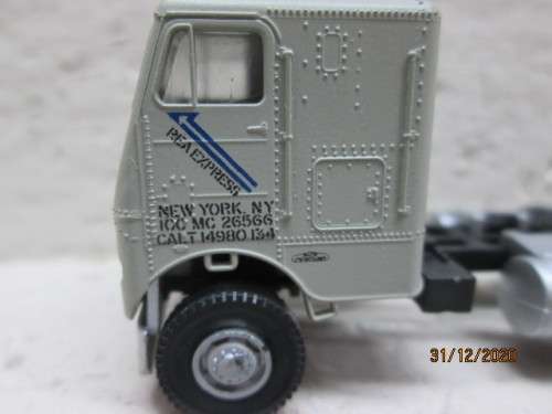 HO SCALE : ATHEARN : GREY FREIGHTLINER ROAD TRUCK REA EXPRESS