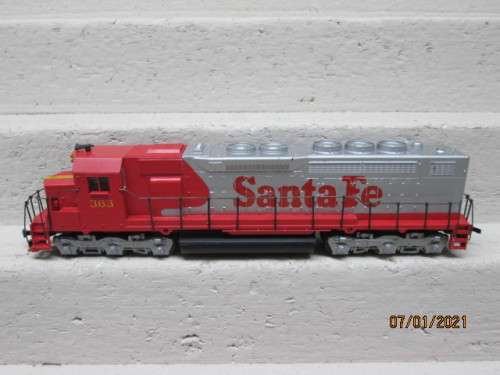 HO SCALE : ATHEARN : SANTE FE SD 45 DIESEL LOCOMOTIVE - BOXED